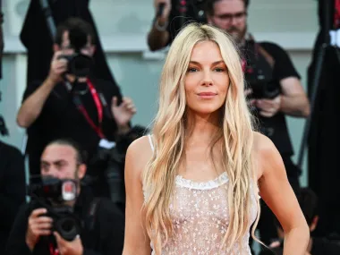 Sienna Miller i dalje diktira modne trendove: Nezaboravna izdanja kraljice boho stila