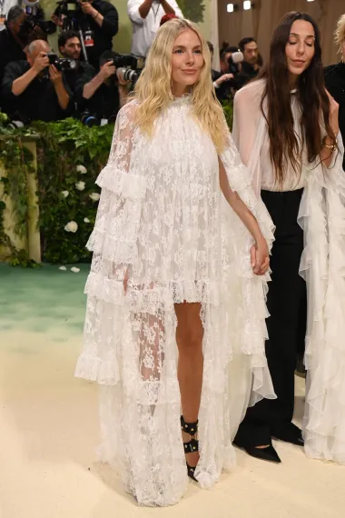 Kraljica boho stila, Miller je nosila ovaj trend od glave do pete na Met Gali u haljini od čipke inspiriranoj sedamdesetima koju je dizajnirala Chloé. Haljina je imala visoki ovratnik i prozirni čipkasti rub koji se protezao do poda, preko mini haljine od čipke.