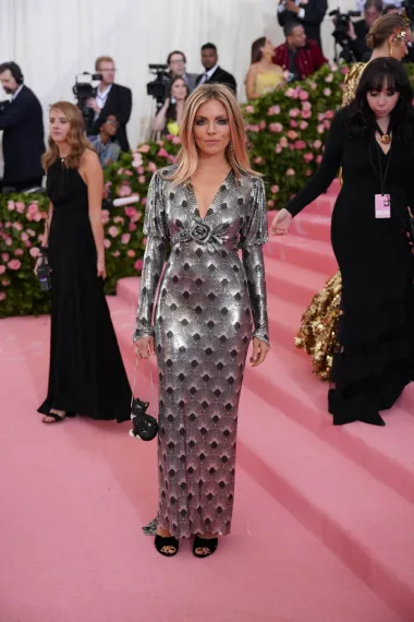 Sienna je nosila srebrnu haljinu Paco Rabanne na Met Gali 2019. godine.