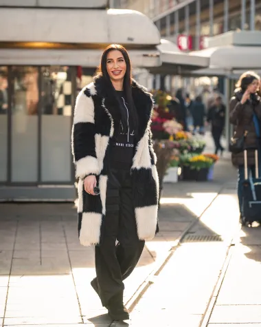 Nasmijana crnka odu&scaron;evila je crno-bijelom bundom koja je podigla u potpunosti crnu kombinaciju. Crne &scaron;iroke hlače uparila je s crnom majicom koja je na sebi imala bijelu aplikaciju. 