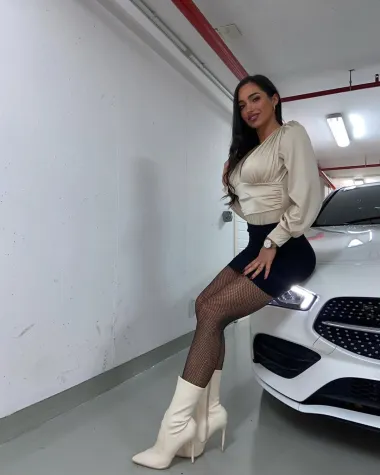Laurin stil je izazovan i ženstven, a gotovo svaki outfit upotpuni visokim potpeticama. 