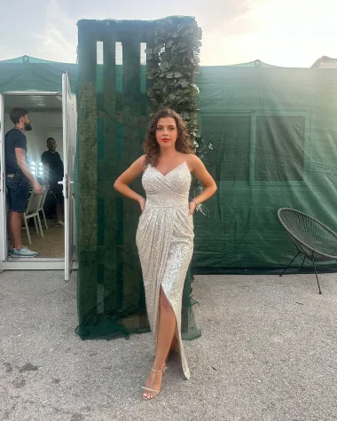 Na svakoj ceremoniji ruže pojavljuje se dotjerana do najsitnijeg detalja, uvijek s dozom drame i elegancije, pa je tako i zablistala i u ovom šljokičastom izdanju. 