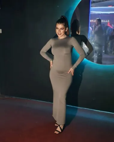 Osim osebujnim karakterom, pažnju je privukla i svojim modnim kombinacijama koje su jednako odvažne i upečatljive kao i njezin stav. 