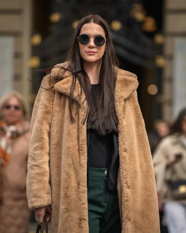 Beograđanka Milica na subotnjoj špici pojavila se u krznenoj bundi u boji devine dlake i pokazala da s bundom ne možeš pogriješiti. Ispod bunde imala je elegantan outfit - crni sako i košulju te tamnozelene poslovne hlače. Odabir obuće pao je na elegantne crne potpetice koje su podigle cijelu kombinaciju. 