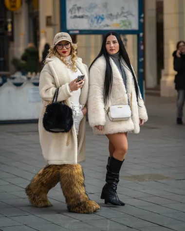 Maja i Sarah, osim svojim izjavama, istaknule su se i svojim modnim odabirima izvan showa. Sarah je privukla poglede u neobičnim krznenim čizmama, a Maja je klasičnu krznenu bundu ukomponirala s popularnim crnim visokim čizmama. 
