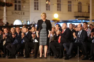 Na Trgu bana Josipa Jelačića održano je svečano otvorenje europskog natjecanja u košarci Eurobasket 2015., a Kolinda se pojavila u crnoj midi haljini s bijelim geografskim uzorcima. 