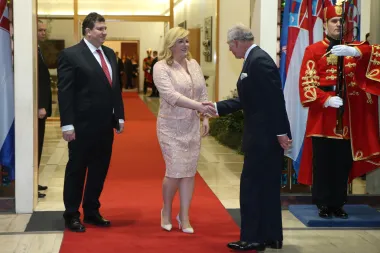 U nježno ružičastom kostimu s reljefnim, satenskim uzorkom na svečanoj večeri u čast dolaska kraljevske visosti princa od Walesa Charlesa i vojvotkinje od Cornwalla Camille.