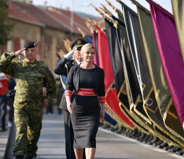 Crna haljina sa narančastim, crvenim i rozim prugama istaknula je Kolindin struk. Blejzer s istim šarama ukomponirala je s haljinom. 
