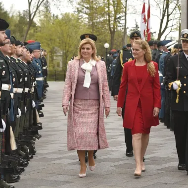 Na sastanaku s guvernerkom Julijom Payette u Kanadi u rozom kostimu od tvida i romantičnoj bluzi s predimenzioniranom mašnom.