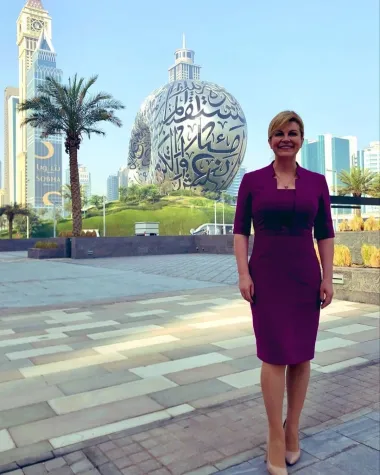 Na svjetskoj izložbi u Dubaiju, zablistala je u ljubičastoj elegantnoj haljini. 