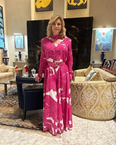 U posjetu Maroku, Kolinda je zablistala u odvažnoj ružičasto-bijeloj maxi haljini. Haljinu je ukrasila remenom brenda Valentino u istoj boji. 