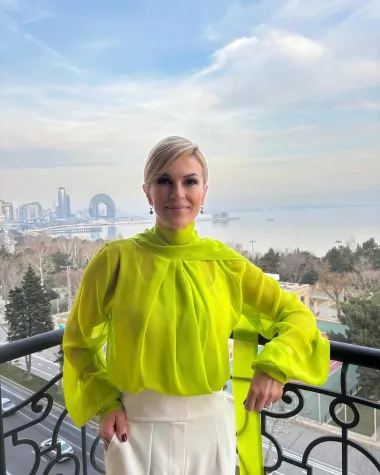 Na Baku Foruma na kojem je sudjelovala i raspravljala o globalnim pitanjima, Kolinda je modno riskirala neonsko žutom bluzom. 