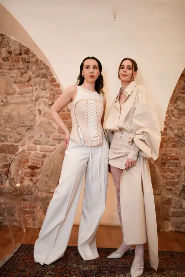 Na predstavljanju pjesme i videospota &quot;Mogu i sama&quot; - prve kolaboracije Nele i Nike, zasjala je u bež monokromatskom outfitu. Haljina neobičnog kroja s naglašenim rukavima i tkaninom koja seže gotovo do poda.  Cijelu kombinaciju začinila je čipkastim čarapama i bež salonkama. 