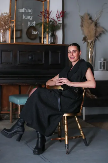 Popularna pjevačica često bira minimalističke kombinacije koje naglasi decentnim detaljima poput remena i nakita. Glavni fokus u ovom outfitu je na edgy crnim gležnjačama s debelom petom koje su dodale otkačenu notu outfitu. 