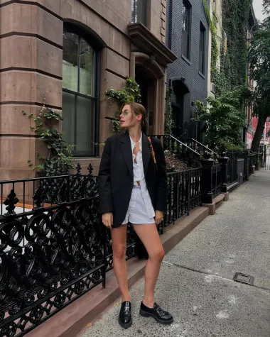 Hrvatska Hailey Bieber eksperimentira s različitim krojevima, dužinama i modelima. Laneni bijeli komplet uparila je s oversized crnim blejzerom, a odabir obuće pao je na popularne crne mokasinke. 