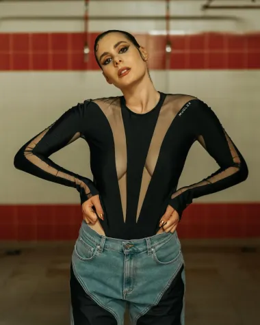 Nika u vamp outfitu, oduševila je odabirom bodija s prorezima modne marke Mugler i kultnim trapericama istoimenog brenda. 