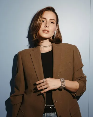U nešto opuštenijem, ali i dalje vrlo chic izdanju, Nika je zablistala u oversized smeđem blejzeru koji je nosila kao statement komad. &quot;Poznate dam čiji stil volim su Hailey Bieber i Dua Lipa&quot;, izjavila je u intervju za Žena.hr. 