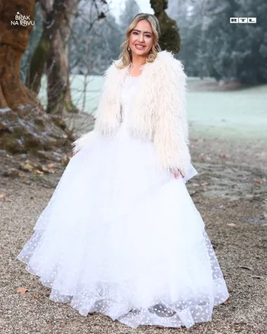 Kristina je oduševila vjenčanicom od tila u stilu krinoline. Raskošna haljina imala je decentne bijele točkice. 26-godišnja Kristina vjenčani je look upotpunila krznenom čupavom bundom, a minimalističkim makeup-om naglasila je crte lica. 