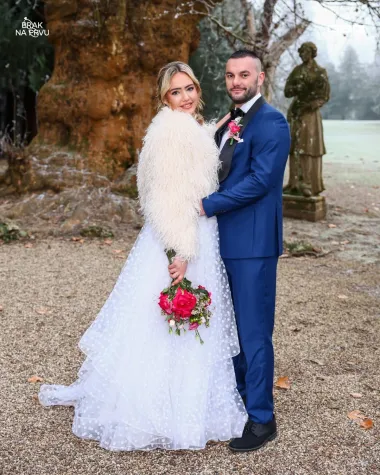 Stjepan je svojim simpatičnim pristupom na prvu osvojio Kristininu obitelj i prijatelje, ali njegova odabranica nije mogla sakriti nezadovoljstvo zbog situacije u kojoj se našla. Stjepan je za posebnu prigodu odabrao odijelo kraljevsko plave boje s crnim rubovima te bijelu košulju. Rever na košulji uskladio je s Kristininim buketom. 