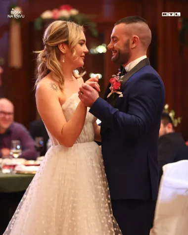 Kristina je u svom predstavljanju otkrila da u sociološki eksperiment &apos;Brak na prvu&apos; ulazi prvenstveno zbog prilike, iskustva i zabave, no dat će šansu ljubavi. Mlada konobarica ispričala je da ne bi dala priliku muškarcu plavih očiju, a idealan muškarac za nju je viši, lijepog osmijeha, uredne brade, smeđe kose i očiju. 