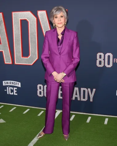 Glumica je potpuno zablistala u ljubičastom noseći Max Mara odijelo na premijeri filma 80 for Brady,a dokazala je da joj i boje jednako dobro pristaju. 
