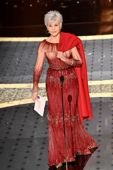 Vjerna svojim ekološkim uvjerenjima, Fonda je prisustvovala dodjeli Oscara 2020. godine u istoj crvenoj Elie Saab couture haljini iz jesenske kolekcije 2013., koju je nosila i na Filmskom festivalu u Cannesu 2014. godine.