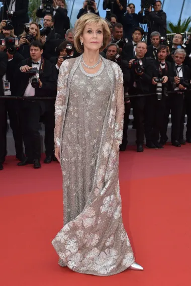 Fonda je ukrala show na premijeri filma BlacKkKlansman u Cannesu, pojavivši se u eteričnoj Valentino couture haljini s perlicama i odgovarajućim plaštom.