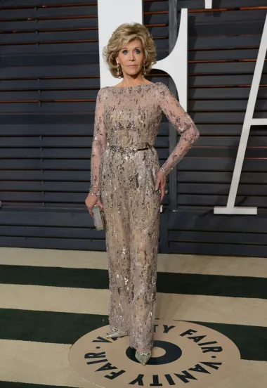 Fonda se nikada nije bojala prozirnih kombinacija, a to je potvrdila 2015. godine kada se na Vanity Fair Oscar partyju pojavila u prozirnom kombinezonu Zuhaira Murada.