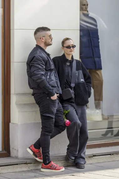 Osim pod svjetlima reflektorima, Miach oduševljava i na zagrebačkoj špici. Potpuno crna kombinacija osvježena je različitim krojevima i strukturama poput pravokutne zanimljive torbice i mekane krznene jakne. Traperice širokog kroja savršeno su se uklopile s glomaznim gležnjačama. 
