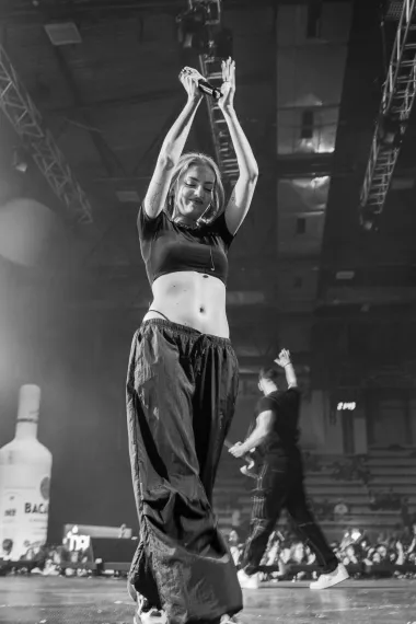Na festivalu Drito X u Domu sportova pojavila se u sportskom i opuštenom izdanju. Običan crop top ukomponirala je s širokim &quot;vrećastim&quot; hlačama. Nonšalantni look efektniji je uz sportske glomazne tenisice koje su i dalje u trendu. 