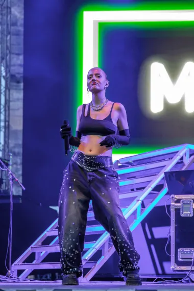 Urbano- moderni scenski stajling odabrala je za koncert u Puli na kojem je nastupala kao predgrupa popularnom američkom pjevaču Jason Derulu. Posebno su se istaknuli modni dodaci poput dugačkih rukavica s privjsecima te široke traperice s cirkonima. 