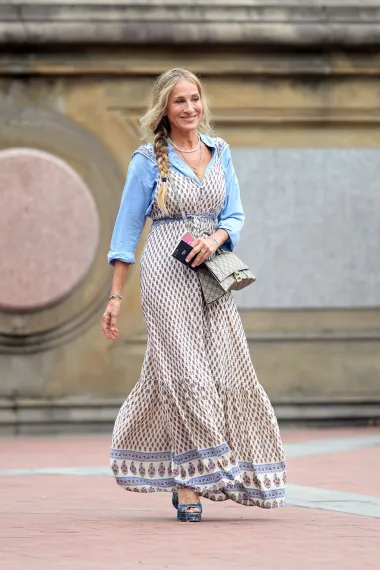 Maxi haljina s uzorkom usklađena s baby blue košuljom pokazuje i njezin boho izričaj. Popularna Balenciaga torbica učinila je outfit još bogatijim. 