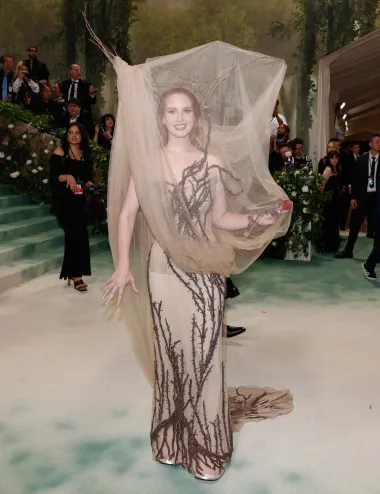 Pjevačica hita &quot;Summertime Sadness&quot; napravila je pravu dramu pojavljivanjem u ovom zagonetnom Alexander McQueen izdanju, inspiriranom legendarnom kolekcijom &quot;Widows of Culloden&quot; iz jeseni 2006., koju je osmislio pokojni dizajner.