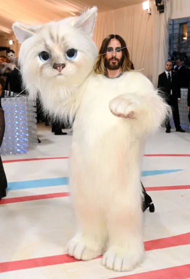 Jared Leto nikada ne prođe nezapaženo na Met Gali. Tako je i 2023. godine, glumac odnio temu &quot;U čast Karla&quot; Lagerfelda na potpuno novu razinu – pojavio se odjeven kao omiljena mačka pokojnog dizajnera, Choupette.