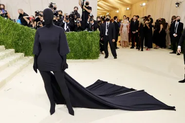 Dokazavši da ne mora pokazati svoje slavne crte lica kako bi bila prepoznata na crvenom tepihu, Kardashian se pojavila u potpuno zakopčanom Balenciaga izdanju koje joj je prekrivalo cijelo tijelo – od glave do pete.