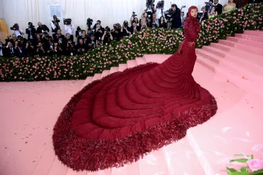 Cardi B bila je na Met Gali 2019., pojavila se u raskošnoj haljini dizajnera Thoma Brownea, ukrašenoj s čak 30.000 perja. Prema pisanju Voguea, u izradi haljine sudjelovalo je 35 ljudi, a za njezinu izradu bilo je potrebno više od 2.000 sati. 