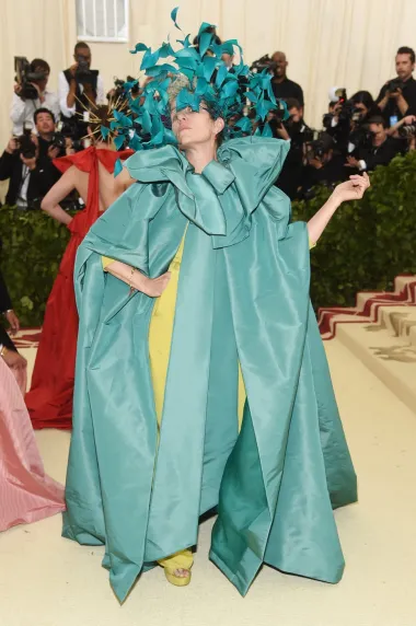 Frances McDormand u outfitu koji je više naginjao cvjetnoj estetici i privukao pažnju. Na crvenom tepihu pozirala je u custom Valentino kreaciji u žutoj i tirkiznoj boji. 