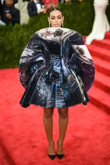 Solange je odjenula futurističku kreaciju Giles, koja je podsjećala na kinesku papirnati lepezu. Haljina je bila ukrašena galaktičkim uzorkom, a kombinirala ju je s crnim štiklama i minimalističkim make-upom.