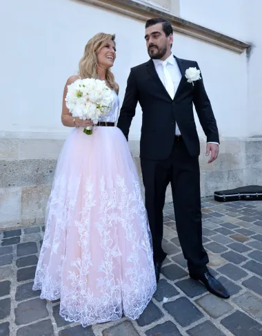 Voditeljica je za svoj poseban dan odabrala vjenčanicu Envy Rooma. Antonija je napravila preinake na svojoj vjenčanici, pa je tako umjesto gornjeg čipkastog dijela odabrala svileni bijeli top koji je stegnula zlatnim metalnim remenom. 