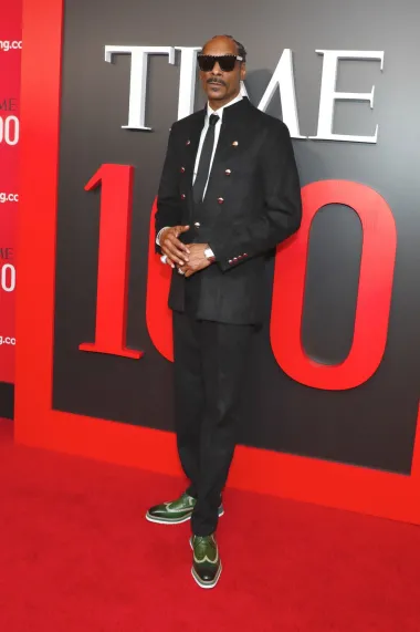 Domaćin večeri, legendarni Snoop Dogg, odlučio se za besprijekorno krojeno odijelo, koje je upotpunio kravatom i – naravno – sunčanim naočalama.