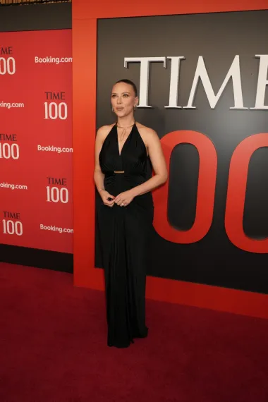 Crne haljine bile su popularan izbor te večeri, a glumica Scarlett Johansson također se odlučila za usku crnu haljinu s halter izrezom.