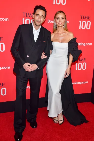 Adrien Brody i njegova partnerica Georgia Fowler pojavili su se kao savršeno usklađen par. On je nosio crno odijelo s asimetričnim kopčanjem, dok je ona zablistala u bijeloj pripijenoj haljini bez naramenica s dramatičnim crnim ogrtačem.