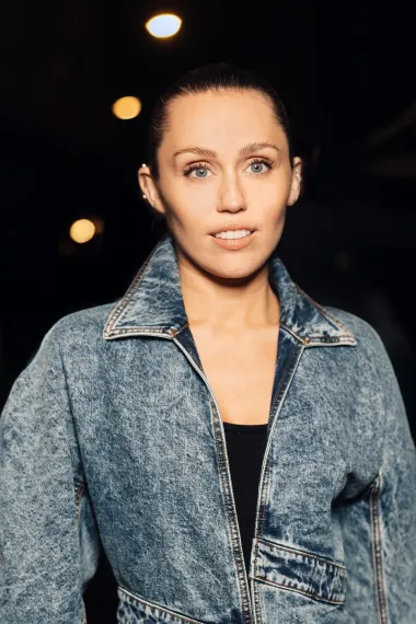 Uz njih traper nije dosadan: Bella Hadid u izazovnom, Miley u sofisticiranom izdanju