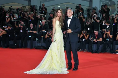 Na Venecijanskom filmskom festivalu pojavila se u raskošnoj maslac žutoj haljini Atelier Versace, a look je upotpunila srebrnom clutch torbicom. Raspuštena frizura i blago uvijena kosa dala je dojam boho, romantičnog stila. 