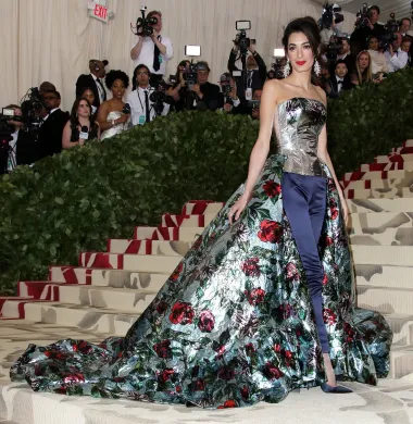 Aktivistica za ljudska prava privukla je poglede kada se pojavila na Met Gala u cvjetnom izdanju Richarda Quinna, upotpunjenom satenskim plavim hlačama.