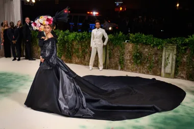 Američka glumica Zendaya pojavila se na crvenom tepihu u  spektakularnom izdanju. Zvijezda filma Challengers zablistala je u crnoj lepršavoj haljini iz couture kolekcije Givenchy proljeće/ljeto 1996. Haljina je imala korzet bez naramenica i A-kroj suknje koja se pretvarala u izuzetno dugačak šlep. Posebno je iznenadio ukras na glavi koji je djelovao poput buketa cvijeća. 