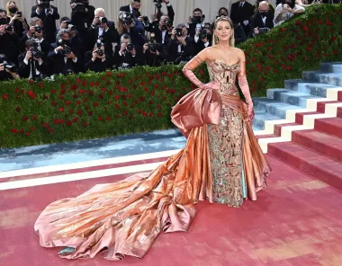 Miljenica Hollywooda zablistala je s krunom, rukavicama i visećim naušnicama, uz raskošnu haljinu iz ateljea Versace. Posebno je oduševila iznenadnom transformacijom haljine — velika mašna se razvila u dugi plavi šlep, pružajući pravi modni spektakl na stepenicama Met muzeja.