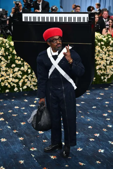 André 3000 u dizajnu  Daniela Leejem iz Burberryja i vlastitog branda Benjamin Bixby. Kombinezon je izrađen od japanskog prugastog denima, s karakterističnim &quot;đavoljim ramenima&quot; i indijskim cummerbund stilom.