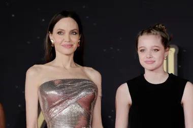 Angelina Jolie, odavno je poznata po svojoj predanosti majčinstvu i zaštiti prava djece – a njezina biološka kći Shiloh Jolie-Pitt, rođena je u vrijeme kad je Angelina bila u vezi s Bradom Pittom. Izgledom nevjerojatno podsjeća na svog slavnog oca.