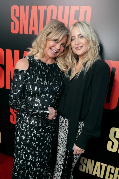 Goldie Hawn, dobitnica Oscara i jedna od najomiljenijih glumica sedamdesetih i osamdesetih godina, i njezina kći Kate Hudson, koja je jednako šarmantna i duhovita, savršen su primjer kako se karizma, talent i vedrina mogu prenijeti generacijski.